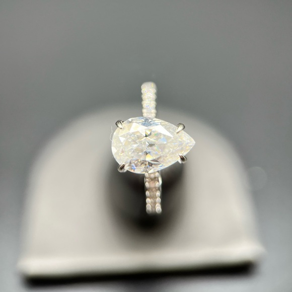 Diamond moissanite Engagement Ring - Picture 3 of 8